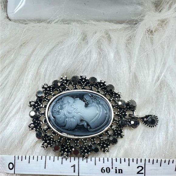 Vintage Black And Gray Cameo Brooch - Picture 6 of 7